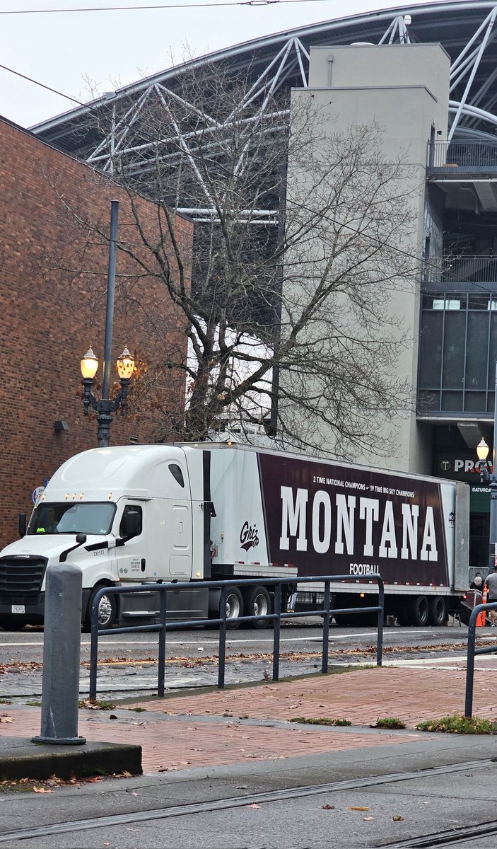 bobthebuilder4u's tweet photo. Good morning from #ThePitch
54° Uptown w cloudy skies.
#MontanaGrizzlies are in the house.
Montana brings their undefeated record to #PortlandState.  (Big Sky Conference 6-0) (Overall record this season 10-0).
Griz verses Vikings at 2pm
Feliz Sabado mis Amigas y Amigos https://t.co/ovfbt848EU