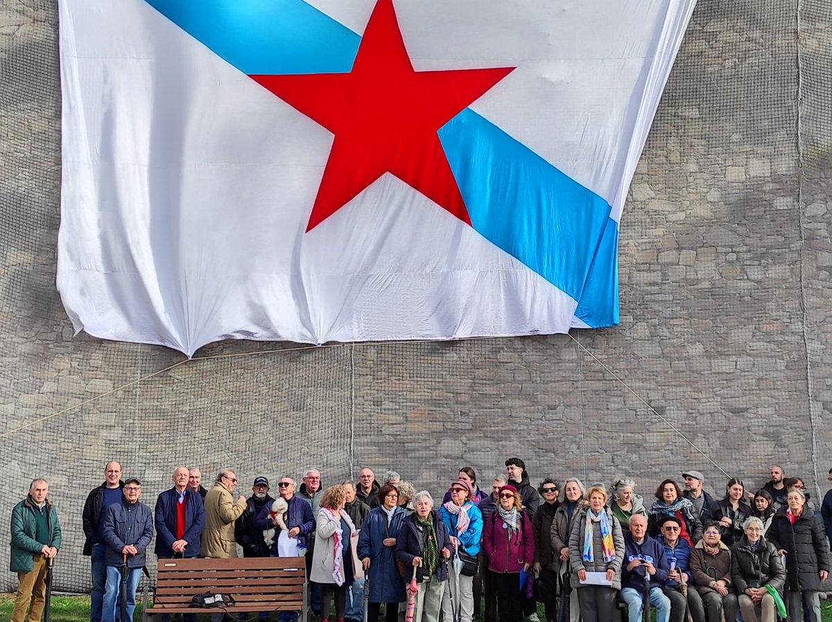 Ao longo de toda esta semana, a bandeira galega tivo presenza nas rúas e e vivendas de toda Galiza. No día de hoxe, Vía Galega fíxoa protagonista en vilas e cidades do país. 
Velaquí unha escolma dos izados e actos que se realizaron  🧶