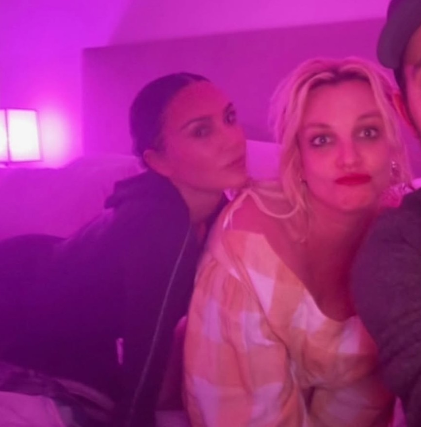 raulggesc_'s tweet photo. Britney spears & Kim Kardashian through the years 🥹🫶🏻 https://t.co/RK6W8dlWkP