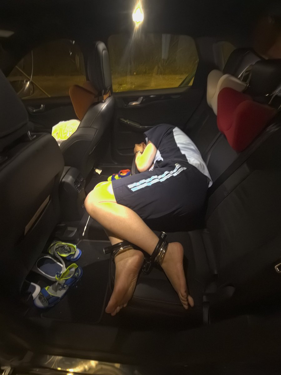 ：你是怎么把我拍成会发光的外星人的？连我扔前面的包都在发光
：过曝了，你有考虑换个新手机吗……