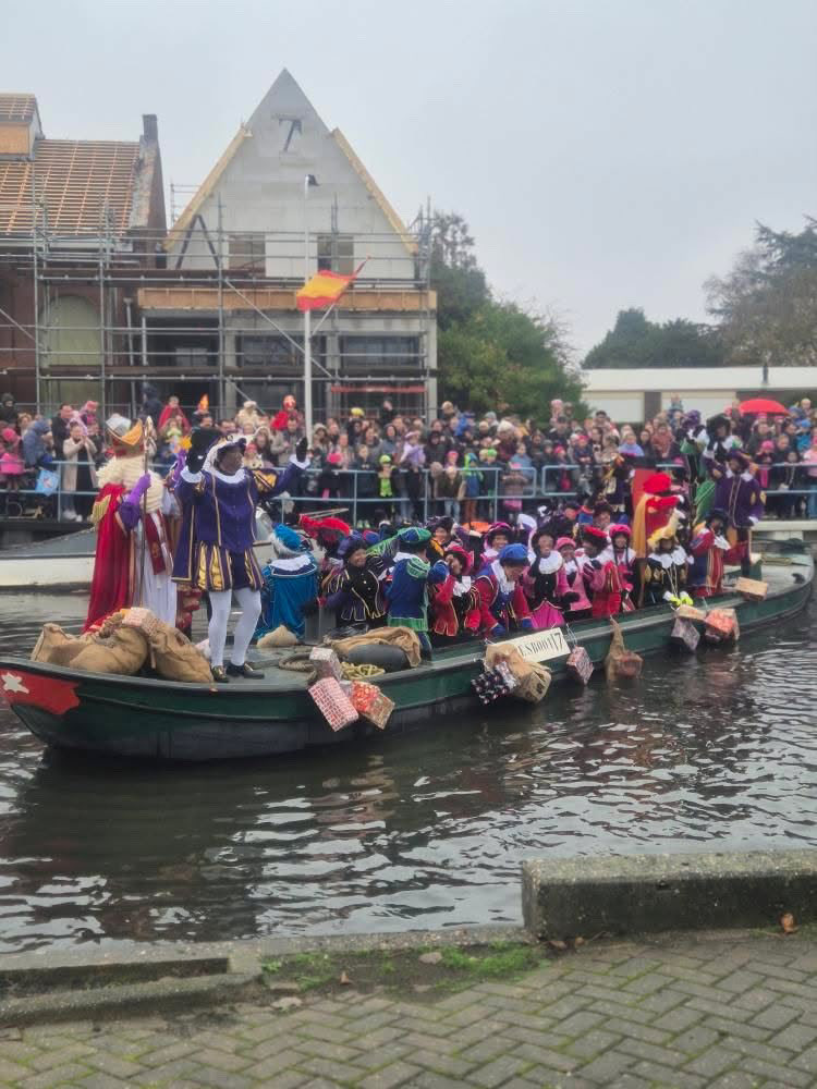 Na een lange reis en onstuimig weer is Sint Nicolaas met zijn Pieten vandaag met de stoomboot weer in Nederland aangekomen. Het laatste stuk kwam hij op een kleinere boot op deze zaterdagmiddag in de kern Monster van Westland aan voor de intocht in het dorp.

Rescue III - 15-8619