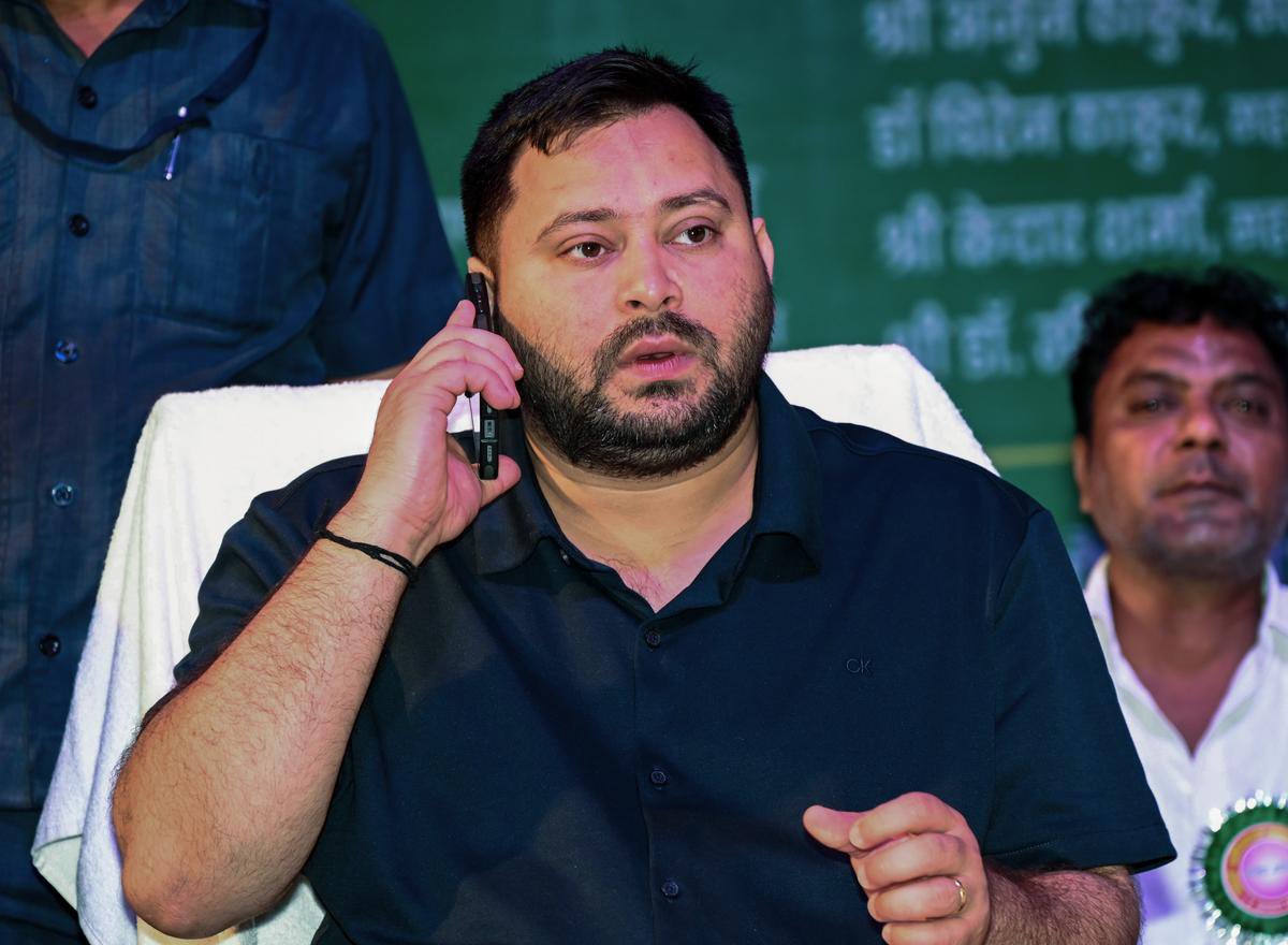 बिहार में आरजेडी का वोट बैंक कहे जाने वाले यादव और मुस्लिम 14%+20% = 34% परसेंट है, लेकिन राजद को सिर्फ़ 23% वोट मिला। 

तेजस्वी अपना ही वोट बैंक नहीं बचा पाए, केवल चुनावी दिनों में ऐक्टिव होने से यही मिलेगा।
