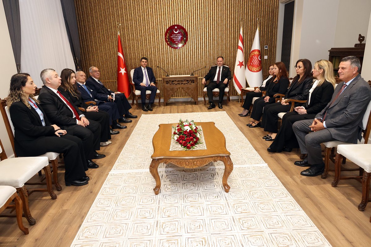 Cumhuriyet Meclisi Başkanı Ziya Öztürkler, Kuzey Kıbrıs Türk Cumhuriyeti’nin kuruluşunun 42. Yıldönümü nedeniyle ülkede bulunan Türkiye’den bazı siyasi partilerin temsilcilerini kabul etti. cm.gov.ct.tr/Haberliste?id=…