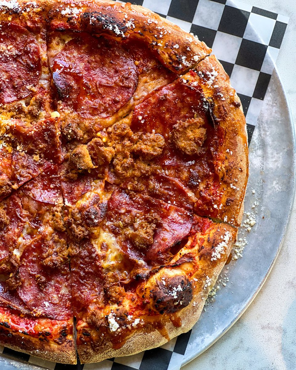 Not your average pie. 🍕 The Pete-za Pie brings together bold Italian flavours and a touch of chili honey sweetness, exclusively at <a href="/CAVUKitchenBar/">CAVU Kitchen Bar</a>.

#YVReats #VancouverPizza