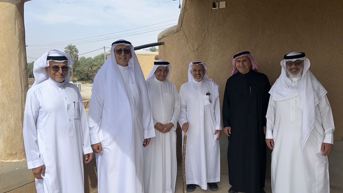 DrAlkhodairy's tweet photo. تشرفنا اليوم بزيارة جلاجل @jlajilmun مدينة العراقة والتراث والتاريخ والعلم والعلماء، وسررنا جداً بضيافة أهل جلاجل كلهم،(بيوتهم ومزارعهم) وأتحفنا أهل جلاجل ، أهل الجود والكرم بأخلاقهم الطيبة الكريمة التي لا تتّسع لها الكلمات وصفاً وتعبيراً، ولا نوّفيهم حقهم في ذلك، وزرنا ديوانية عبدالله بن سعد المزروع وديوانية حمد السلمان وديوانية المجلس( أسرة السعيد) الكرام ابناء الكرام وكانت جولة مميزة رائعة في تاريخ هذه المدينة الجميلة التي حققت إنجازات كثيرة منها تحقيق متطلبات المدينة الصحية( برنامج المدن الصحية) وإستمتعنا بروعة المكان وأهل المكان.