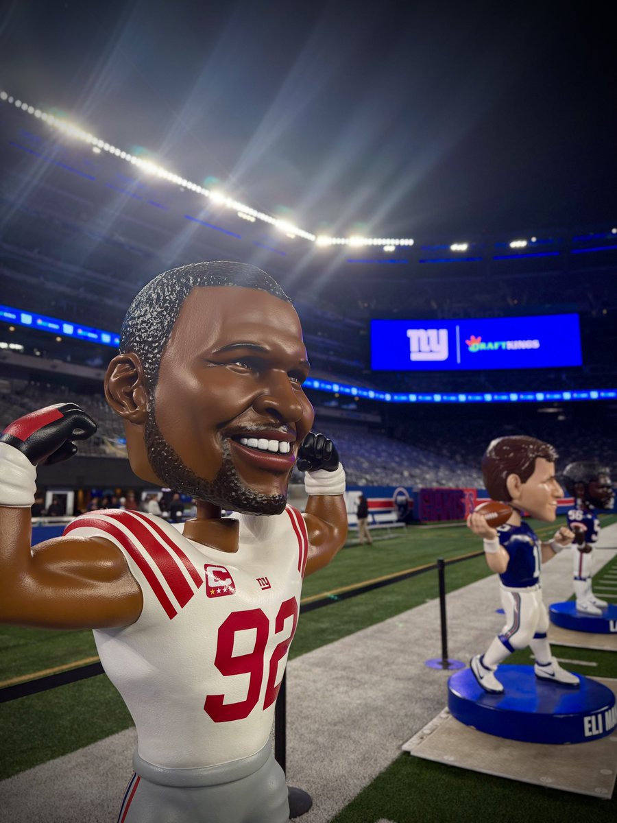 EmersonLotzia's tweet image. Good times hangin&apos; with some @Giants legends at MetLife last night while they coached up members of the @DrafKings Dynasty Rewards Program in a glorious game of flag football. Congrats to @OJAnderson24’s team for bringin&apos; home the dub. Best part was no one tore their ACL 🏆🫡