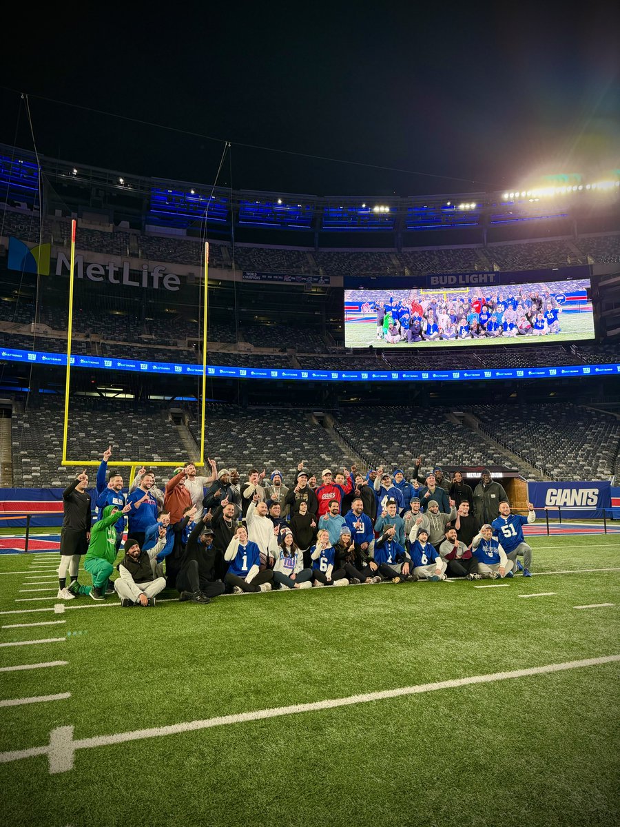 EmersonLotzia's tweet image. Good times hangin&apos; with some @Giants legends at MetLife last night while they coached up members of the @DrafKings Dynasty Rewards Program in a glorious game of flag football. Congrats to @OJAnderson24’s team for bringin&apos; home the dub. Best part was no one tore their ACL 🏆🫡