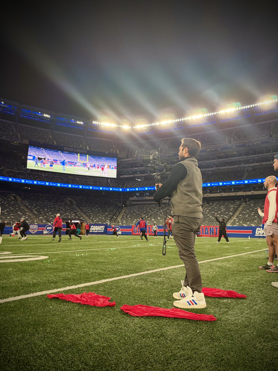 EmersonLotzia's tweet image. Good times hangin&apos; with some @Giants legends at MetLife last night while they coached up members of the @DrafKings Dynasty Rewards Program in a glorious game of flag football. Congrats to @OJAnderson24’s team for bringin&apos; home the dub. Best part was no one tore their ACL 🏆🫡