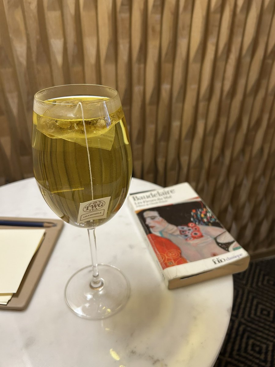 Thomalicieux's tweet image. Mon pote avec qui je suis en Thaïlande : « Ça te dérange pas si je vais me faire s*cer ? »
Moi : « Non, non ».