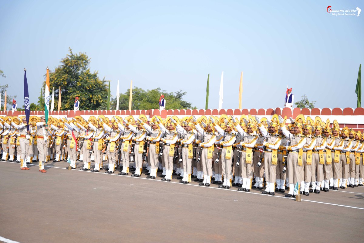 CISFTraining's tweet image. Passing Out Parade of 59th (Male) &amp;amp; 35th (Female) Batch at CISF RTC Barwaha 🇮🇳

Shri Navjyoti Gogoi, IPS, IG (North Sector), graced the Passing Out Parade as the Chief Guest,where 1,723 trainees successfully completed rigorous training and were inducted into service.🇮🇳 @CISFHQrs