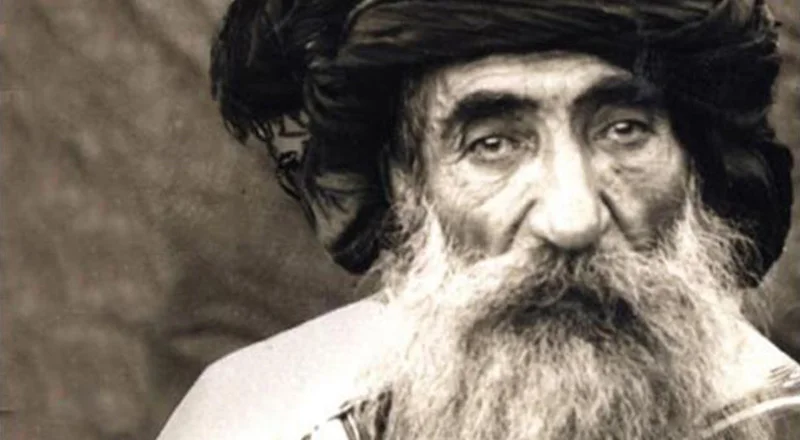 SEYİT RIZA KİMDİR? NEDEN ASILMIŞTIR? (FLOOD)

1⃣- Bugün Seyit Rıza'nın idam yıldönümü. Seyit Rıza, Dersim İsyanının lideri. Dersim tartışmalarının odağındaki isim.

Seyit Rıza, Şeyh Hasanlı aşiretinin Yukarı Abbas Uşağı kolundan Seyit İbrahim’in oğlu olarak dünyaya gelmiştir.