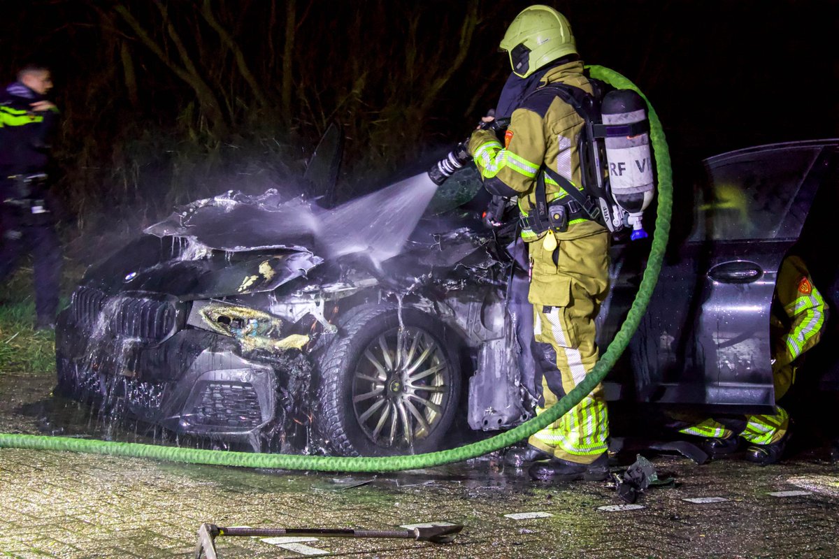 Auto zonder kentekenplaten verwoest door brand op carpoolplaats Witmarsum
