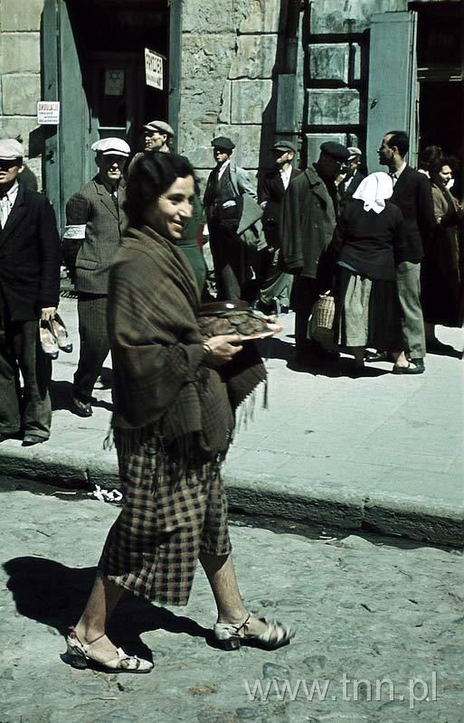 HR_AB1's tweet photo. A Jewish woman selling biscuits in the German-occupied Lublin ghetto https://t.co/4msyiJ2T13