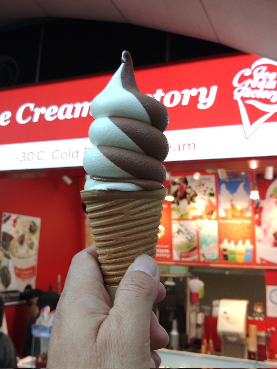 バレーボール観戦の帰りにサッポロファクトリーでアイスクリーム