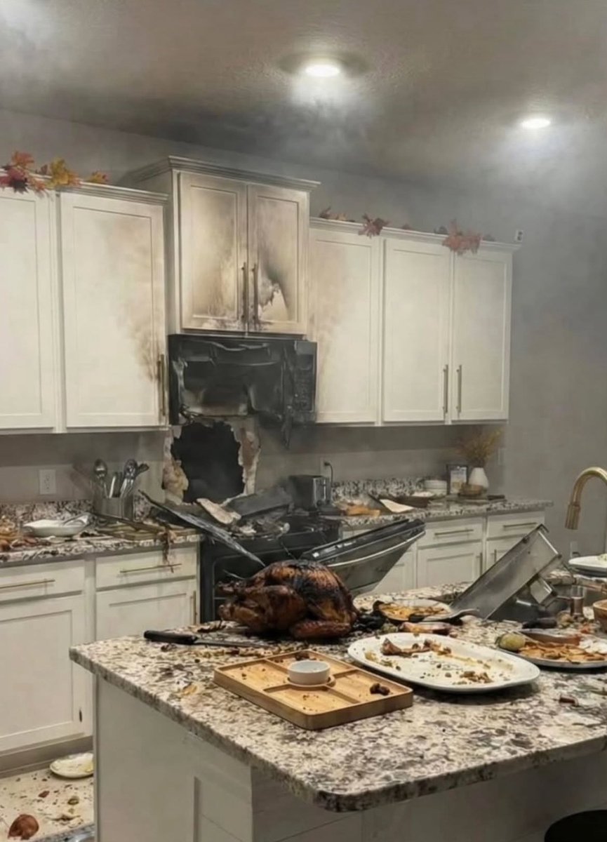 senqoi's tweet image. something happened to my kitchen..