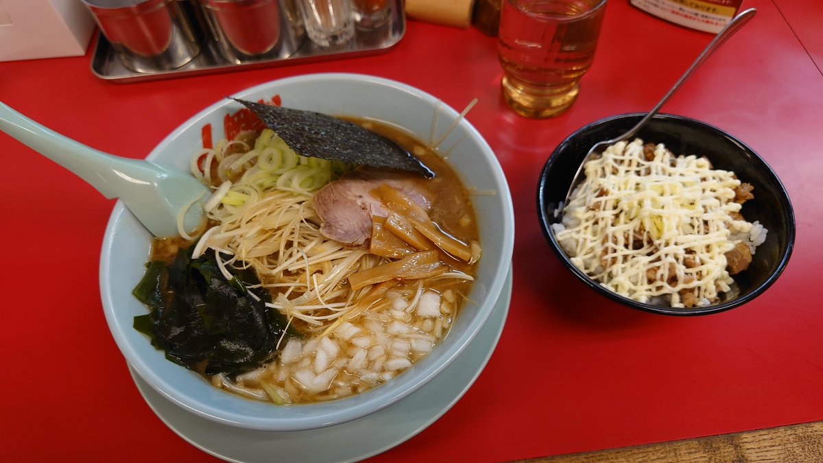 keipoon2's tweet photo. プレミアム醤油とんこつ！！
白髪ねぎ&amp;薬味ねぎトッピング〜
マヨチャーシュー丼を添えて…www
#山岡家
#期間限定
#プレミアム醤油とんこつ https://t.co/u732MMlRuA