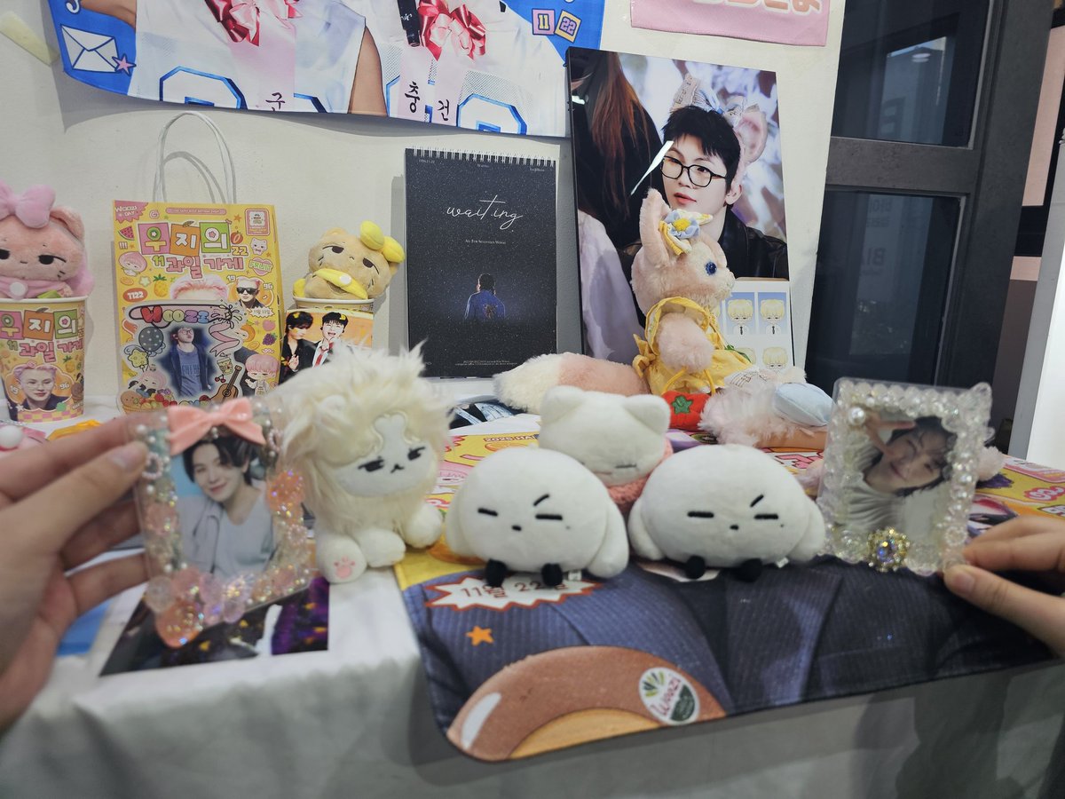 #우지_사장님_함께_놀자
생카때마다 자주 가는 믿고보는 갤러리카페🥰
이번에도 우지생카 열린다는 소리 듣자마자
첫번째로 달려간 곳~~!! 액자사진도 많이 보고 과일가게처럼 컨셉잡으셔서 럭드도 너무 귀여웠다는 사실🤭 생카 열어주셔서 감사해요🧡
<a href="/1122StarryNight/">𝟭𝟭𝟮𝟮𝑺𝒕𝒂𝒓𝒓𝒚𝑵𝒊𝒈𝒉𝒕</a>