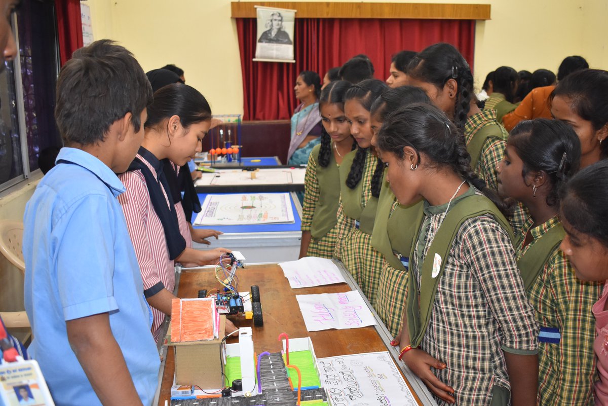 dscgulbarga's tweet image. A vibrant celebration of creativity, curiosity, and scientific thinking! 📷📷📷Students and general public enthusiastically visiting the innovative models showcased by the school students at the District Level Science Exhibition organized by @dscgulbarga a unit of @ncsmgoi .