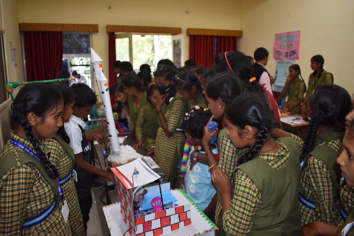 dscgulbarga's tweet image. A vibrant celebration of creativity, curiosity, and scientific thinking! 📷📷📷Students and general public enthusiastically visiting the innovative models showcased by the school students at the District Level Science Exhibition organized by @dscgulbarga a unit of @ncsmgoi .