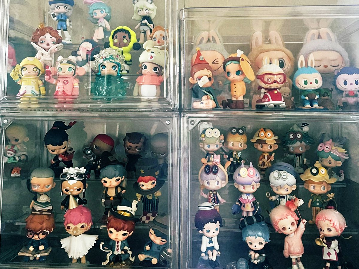 rayflo_pop's tweet photo. ようやくダイソーさんのコレクションケースを少し買えたのでPOPMART、ソフビ、ガチャの整理を始めたけど、メインどころはこんな感じで許しておいてやるか(？)
とりあえず疲れたよﾊﾟﾄﾗｯｼｭ…😇
#POPMART大好き #ソフビ #フィギュア #ガチャガチャ https://t.co/xvjCnRuabR