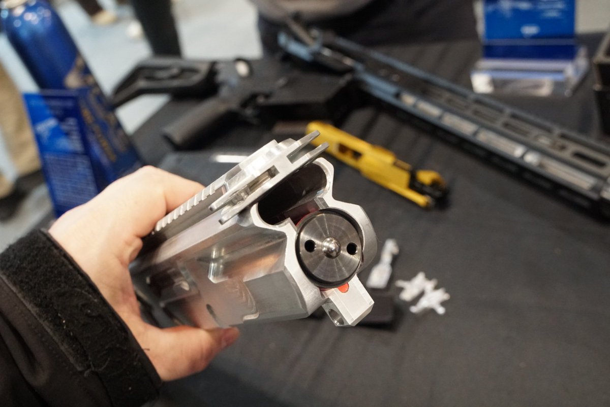 hyperdouraku's tweet image. model worksでPTW用のMCXコンバージョンキット展示されてた。