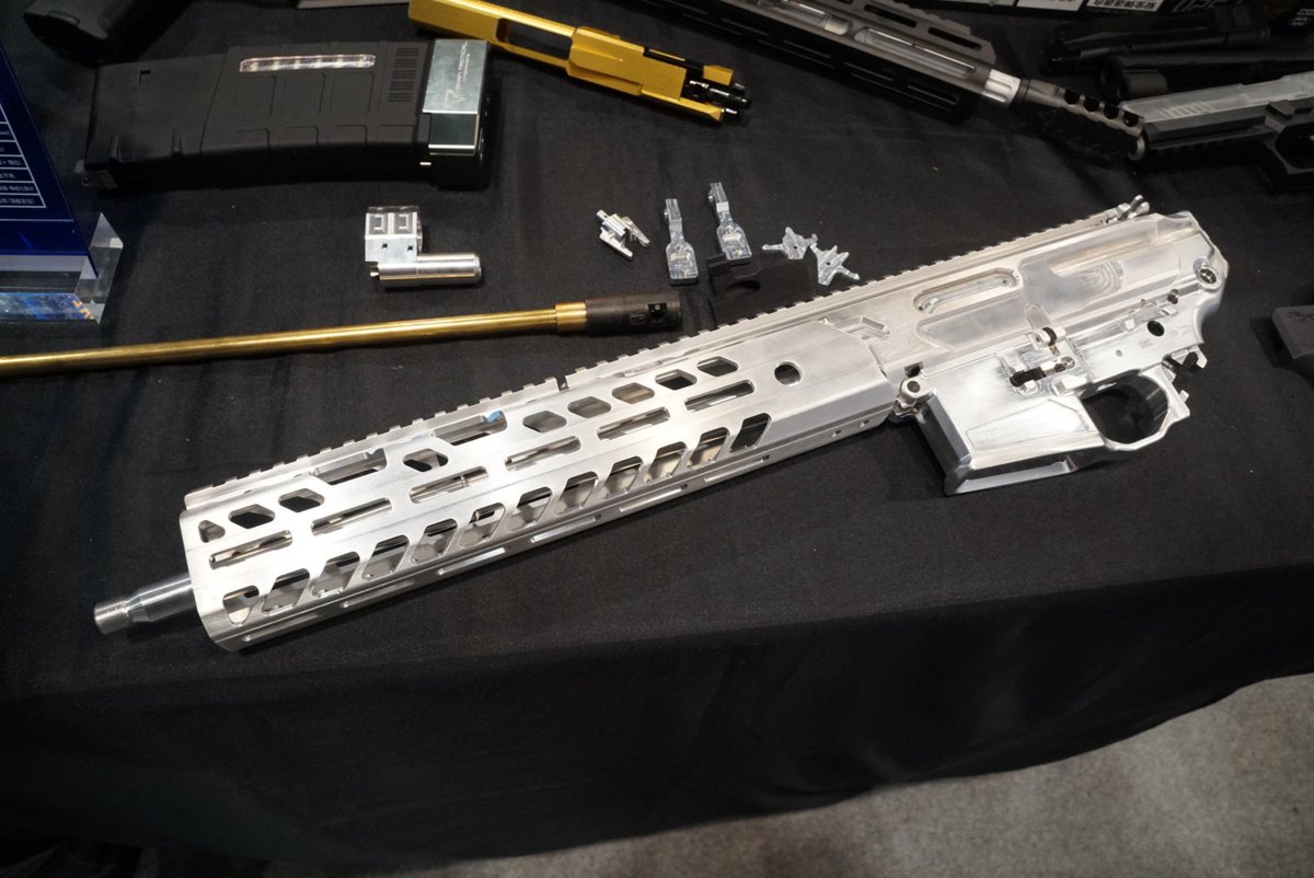 hyperdouraku's tweet image. model worksでPTW用のMCXコンバージョンキット展示されてた。