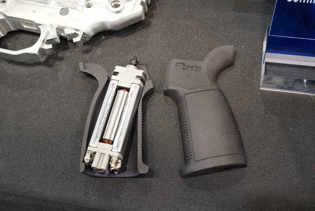 hyperdouraku's tweet image. model worksでPTW用のMCXコンバージョンキット展示されてた。