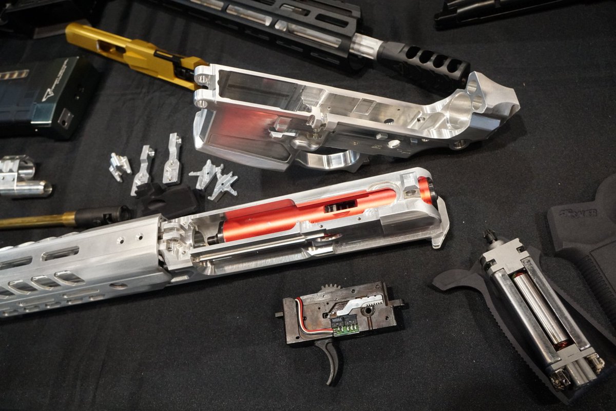 hyperdouraku's tweet image. model worksでPTW用のMCXコンバージョンキット展示されてた。