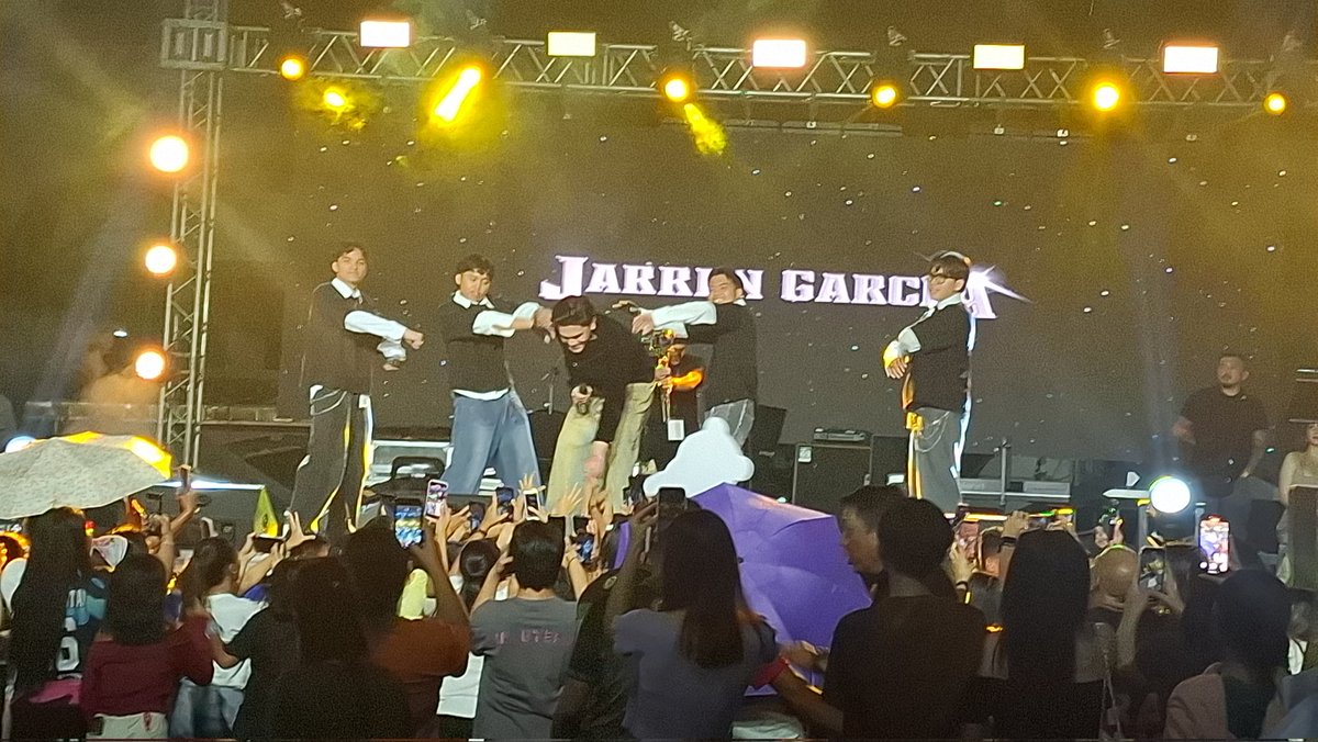 In person, mas lalong lumalabas ang visuals ni Jarren 💙 gwapo at sobrang accommodating pa sa fans . 

Iba impact talaga pag nameet at nakita mo ng personal. 

#JarrenGarcia