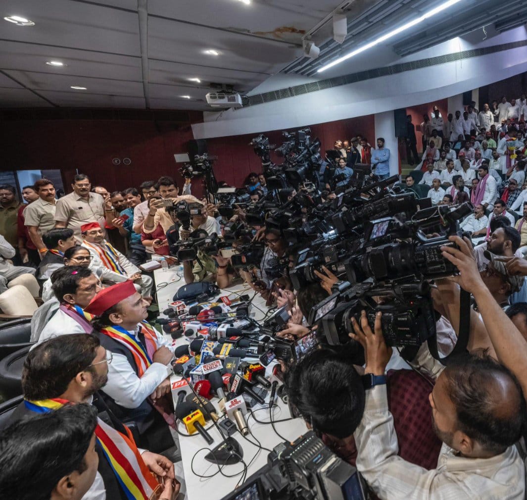 अखिलेश जी ने साफ कहा—सत्ता की सबसे बड़ी “माफियाजीवी पार्टी” है BJP!

भाजपा में एनकाउंटर माफिया! 
भाजपा में कफ सीरप माफिया! 
भाजपा में NEET माफिया! 
भाजपा में स्क्रैप माफिया! 
भाजपा में थाना-वसूली माफिया! 
भाजपा में भ्रष्टाचार माफिया! 
भाजपा में पेपर लीक माफिर!
भाजपा ने घोटाला