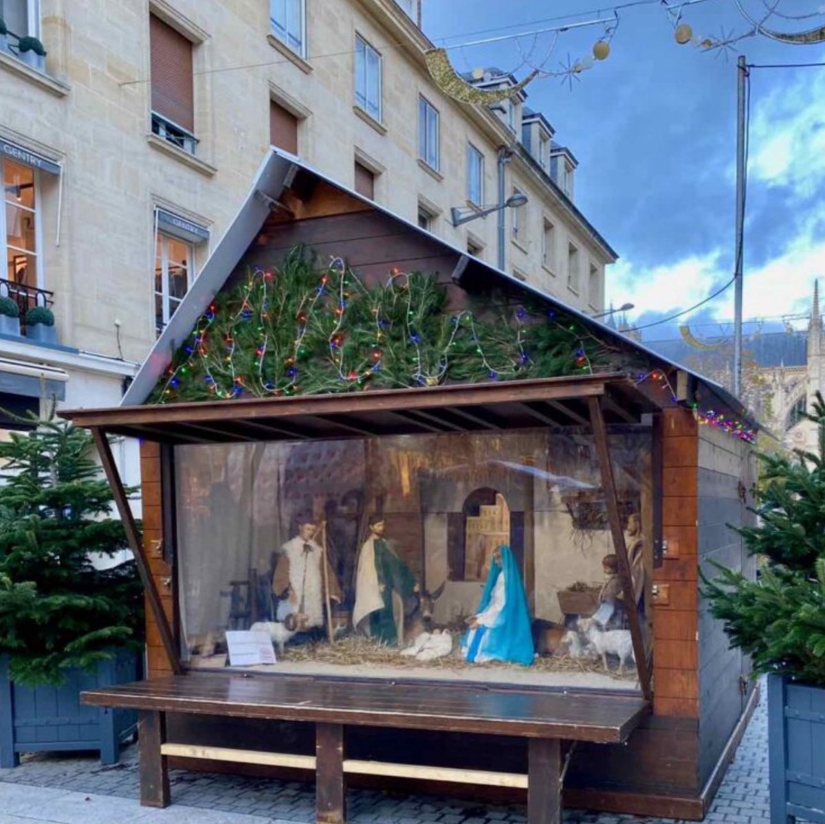 joshryanjames's tweet image. The nativity scene at the Christmas market in Amiens, France has been vandalized. A man smashed the glass protecting the figures and decapitated the statue of baby Jesus.