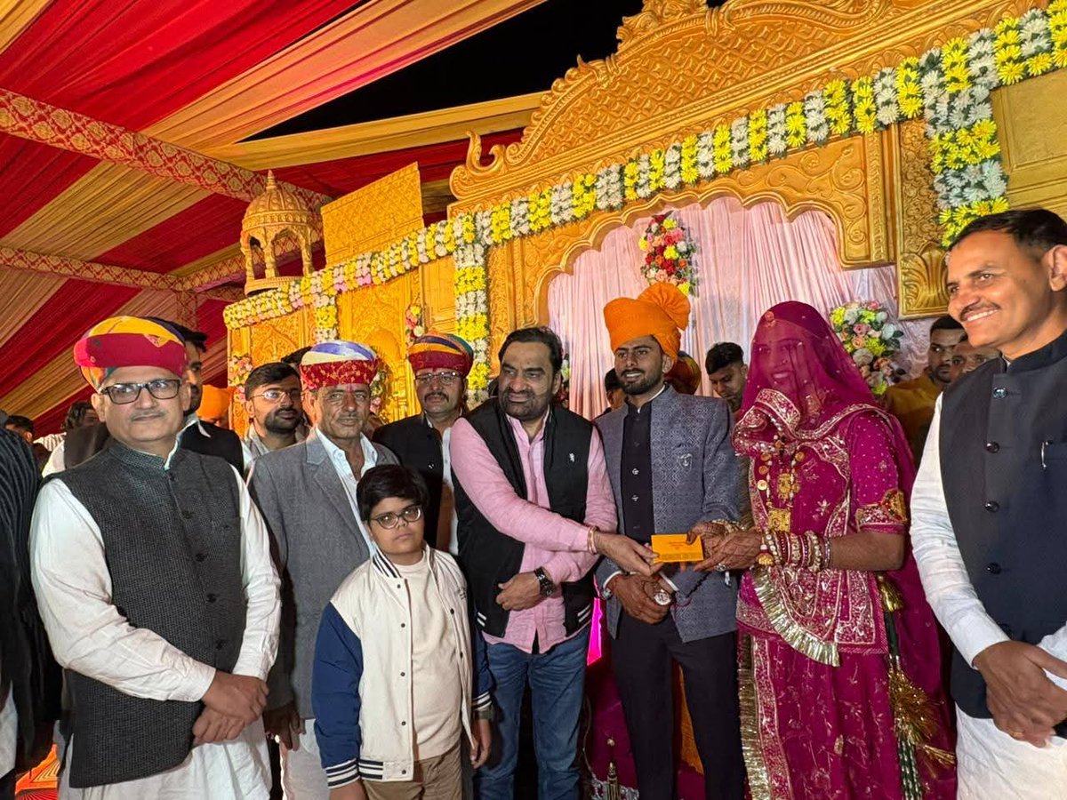 hanumanbeniwal's tweet image. कल देर शाम डीडवाना - कुचामन जिले के ग्राम लिचाना में श्री नानुराम (सरपंच),श्री दुलाराम,श्री चैनाराम चौधरी के परिवार में आयोजित वैवाहिक कार्यक्रम में सम्मिलित हुआ |