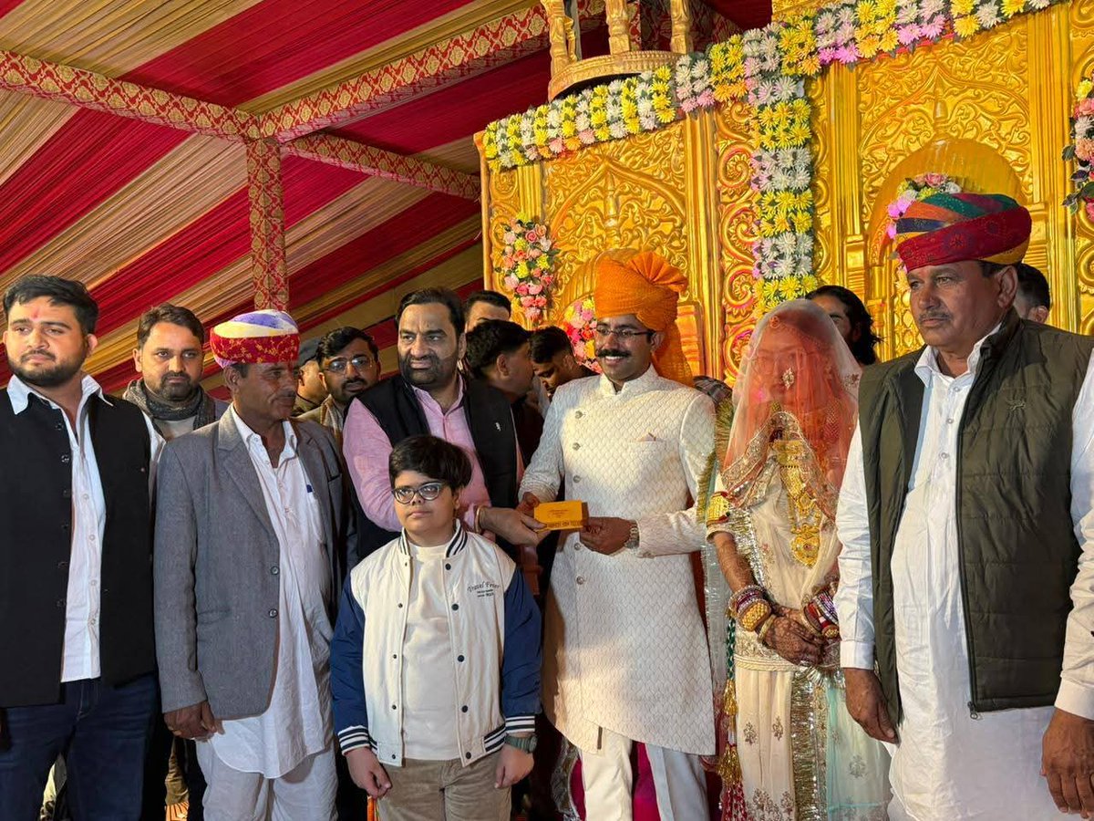 hanumanbeniwal's tweet image. कल देर शाम डीडवाना - कुचामन जिले के ग्राम लिचाना में श्री नानुराम (सरपंच),श्री दुलाराम,श्री चैनाराम चौधरी के परिवार में आयोजित वैवाहिक कार्यक्रम में सम्मिलित हुआ |