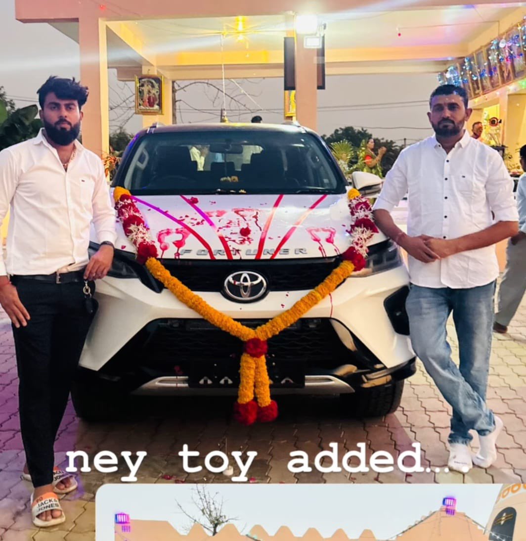 નર્મદા જીલ્લામાં આમ આદમી પાર્ટીના જિલ્લા પ્રમુખનો ભાઈ દારૂ વેચતાં ઝડપાયો !!

વીરભદ્ર સિંહ ઉર્ફે ભદ્રેશ દારૂની ૧૧ બોટલો સાથે પકડાયો. 

ભરૂચ લોકસભા સીટનાં ભાજપનાં સાંસદ મનસુખભાઈ ડી વસાવાએ આ અંગે તીખી પ્રતિક્રિયા આપતાં જણાવ્યું હતું કે, “આમ આદમી પાર્ટીના જીલ્લા પ્રમુખ નિરંજન વસાવાનો