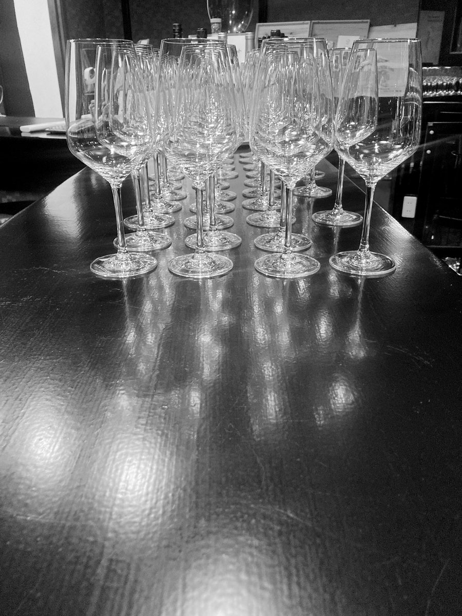 HataWine's tweet image. 今日は🍷ワイン会🍷
ビルの電気つくの５時なんで、暗いですが、ちゃんと営業してますー

ヌーヴォたくさん飲んでくださいね♪

#winebar #wine #kitami #ワイン #北見市 #hokkaido #ワインバー #Wine #FineWine #WineTasting #VintageWine #WineLife #Enthusiast #AgedWine #WineLover #WineVibes