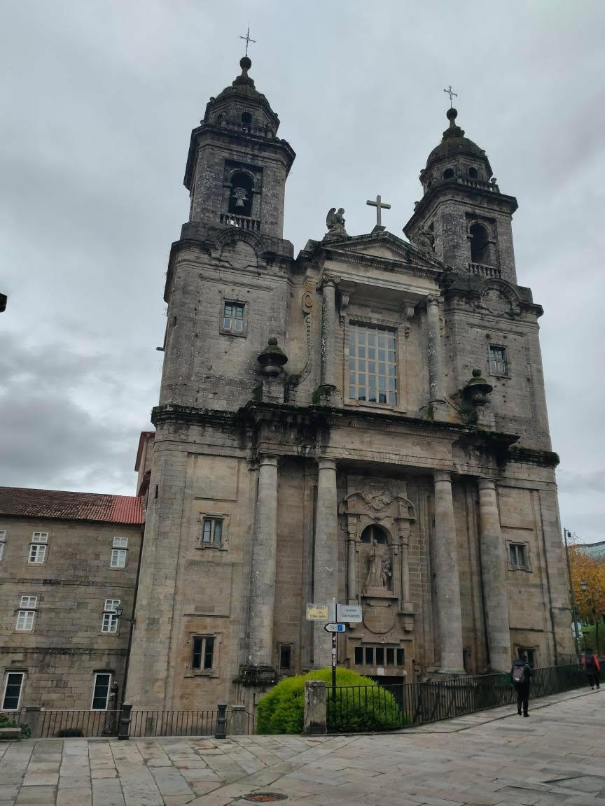 Les pegatines de 'Cai la tierra', la novela de Carmen Pellegrino que traduxo <a href="/PacoAsturies/">Francisco Álvarez</a> pa la colección Calume d'<a href="/edicionesTrabe/">edicionesTrabe</a> lleguen hasta la mesma Compostela (rúa do Campiño de San Francisco, diante da igrexa de San Francisco). Gracies dende equí.
#lleernasturianu2025