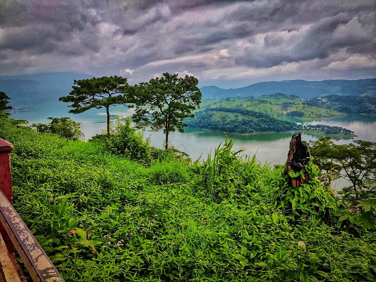 उमियाम लेक सिर्फ़ एक झील नहीं, बल्कि मेघालय 
की आत्मा और प्रकृति की खूबसूरती का प्रतीक है। 

यहाँ की हरियाली, पानी और पहाड़ एक साथ
मिलकर ऐसा अनुभव देते हैं जो कहीं और नहीं 

मिलता।मेघालय सिर्फ़ हरे जंगल, झरने, और झीलें ही नहीं, बल्कि प्रकृति की अद्भुत कला और शांति का 

प्रतीक है।