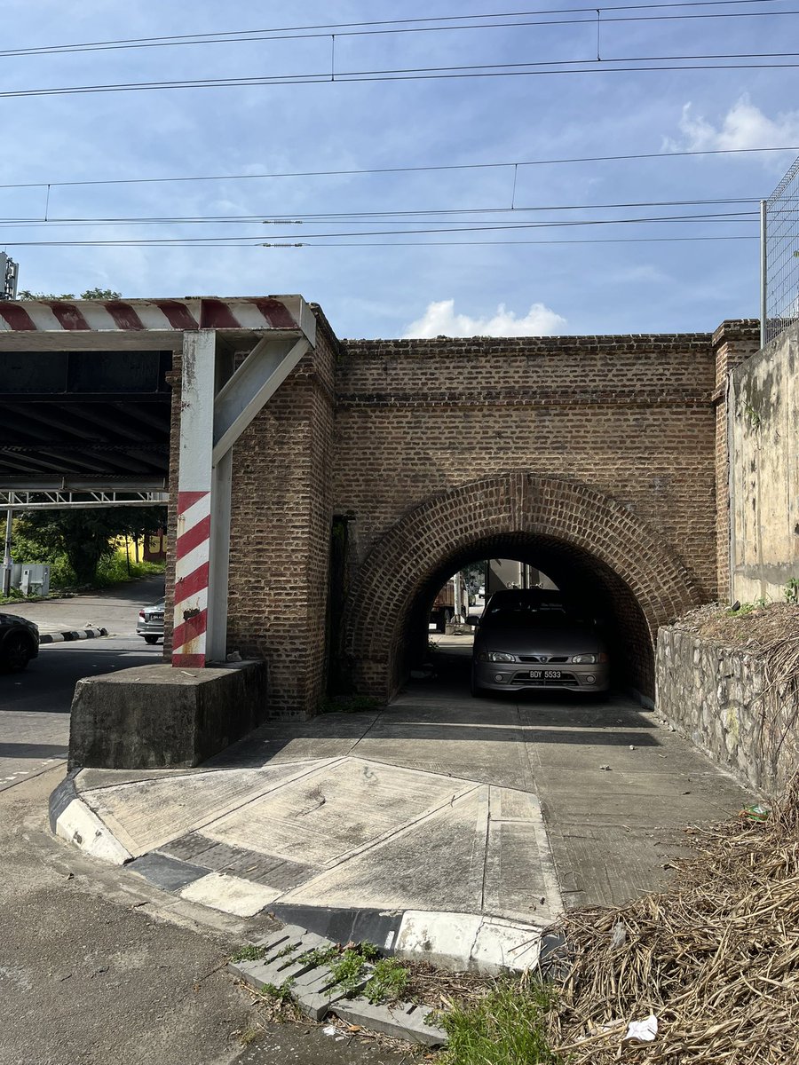 TranspAccess's tweet photo. Heritage brick arch designed to let pedestrians safely cross under the railway ❌

Opportunity for parking ✅

📍Malaysia https://t.co/UYsWgBxkXN