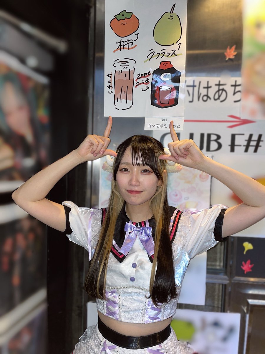 本日のチェキ販売予告／ 久々の白衣装🤍 なぁちゃん先生の作品と一緒に