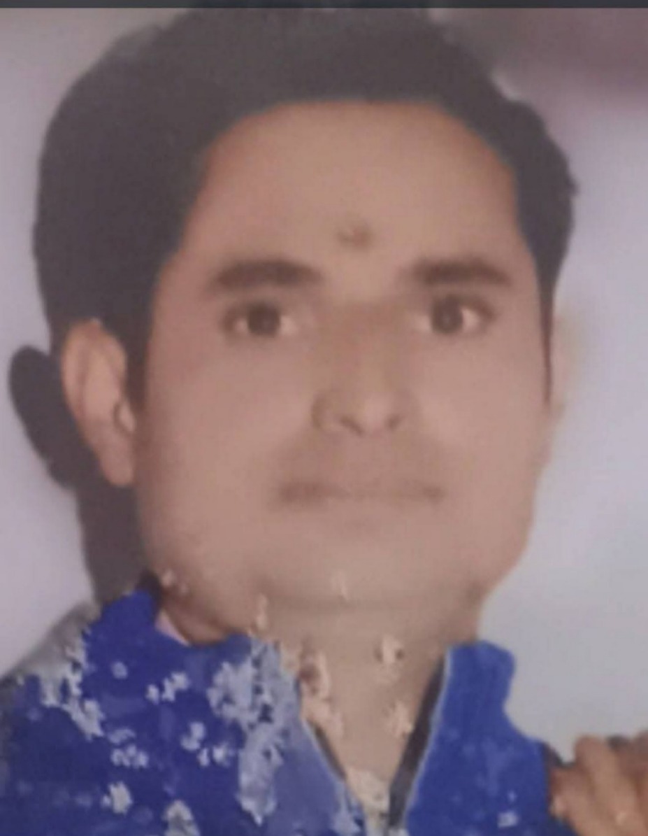 उत्तर प्रदेश के मुरादाबाद में SIR से तंग BLO सर्वेश सिंह ने आत्महत्या कर  ली। सर्वेश सिंह ने अपने सुसाइड नोट में लिखा - ⦁ मैं जीना चाहता हूं पर ...