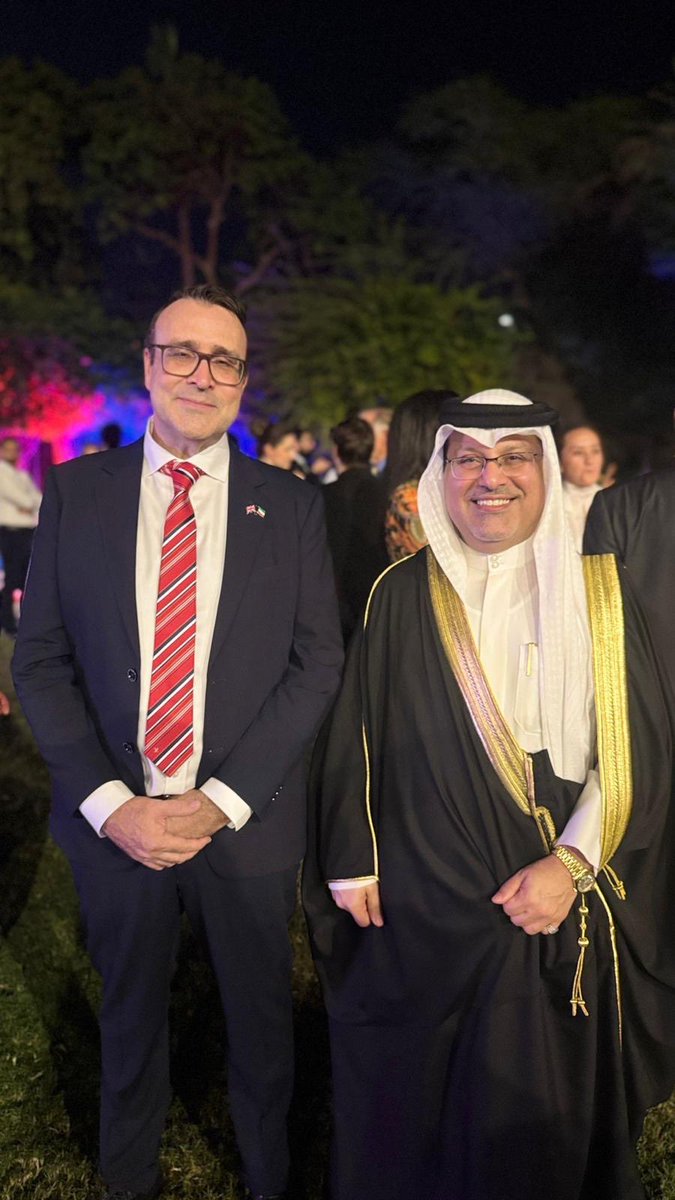 BahrainEmbKW's tweet image. حضر سعادة السفير صلاح علي المالكي، سفير مملكة البحرين لدى دولة الكويت، حفل الاستقبال الذي أقامه سعادة السفير قدسي رشيد، سفير المملكة المتحدة المعين لدى دولة الكويت، بمناسبة يوم ميلاد العاهل البريطاني الملك تشالز الثالث، بحضور عدد من  المسؤولين ورؤساء البعثات الدبلوماسية المعتمدين