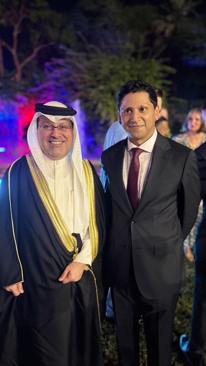 BahrainEmbKW's tweet image. حضر سعادة السفير صلاح علي المالكي، سفير مملكة البحرين لدى دولة الكويت، حفل الاستقبال الذي أقامه سعادة السفير قدسي رشيد، سفير المملكة المتحدة المعين لدى دولة الكويت، بمناسبة يوم ميلاد العاهل البريطاني الملك تشالز الثالث، بحضور عدد من  المسؤولين ورؤساء البعثات الدبلوماسية المعتمدين