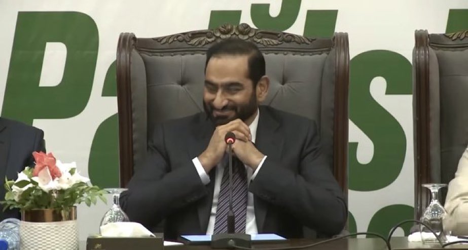 اس چبل کو کس نے حق دیا ہے کے ملک کی جامعات میں  طلباء سے خطاب کرے بات کرنے کا ڈھنگ نہیں آتا اور موصوف چلے ہیں نئے صوبے بنانے