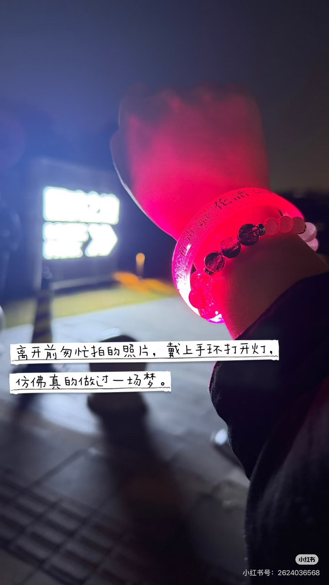 たくさんの愛を感じる、「宿声」初日…みんなが大好き
とても可愛い先生たちに会い、たくさんの無料配布物を交換しました。
二つの箱に収めると重たくて、長い間抱えていたら、心が何かで満たされる感じがしました。花壇の「青雀」スタンドイラストを描きました。
きっとまた会える！
#花譜 #花譜宿声