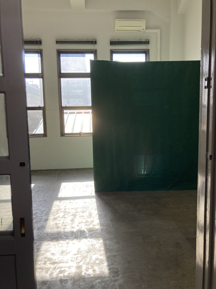 本日（11/30）、川西りな 「答えのない自由に、答えを描く」最終日です。17時からは、クロージングも予定しております。開館は19時まで。ぜひ、足をお運びください。