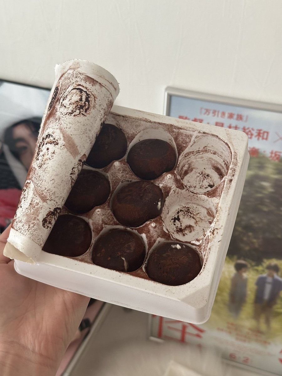 헉 얘들아 내가 엄청 맛있다고 했던 홋카이도에서 살 수 있는 스노우볼 초콜릿 더현대에서 팝업한다니까 꼭 먹어보러 가!!!! 이거 현지에서도 1인 2개만 살 수 있는데 아침 10시면 품절되구 진짜 아껴먹고 싶은 그런 맛이ㅇㅑ............... ꒰՞⸝⸝ ⭐︎ ·̫ ⭐︎ ՞꒱