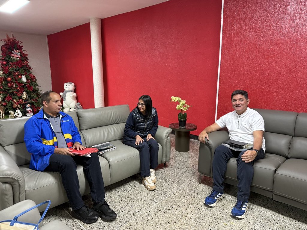 madeleintlSUR's tweet image. #ÚltimoMinuto| Vicepresidenta de Ejecutiva de Venezuela, Delcy Rodríguez informa: 

“Gobierno de EE.UU. complace solicitud de María Machado para intentar bloquear el espacio aéreo de Venezuela. Frente a esta agresión, el Presidente Nicolás Maduro ha ordenado un plan especial para…