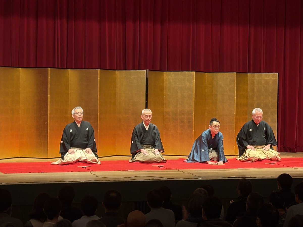 ourakugo's tweet image. 昨日は、お馴染みの芝居小屋〈ながめ余興場〉にて襲名披露。

遊雀師匠・扇辰師匠・萬橘師匠、更には太神楽曲芸の仙志郎師匠と、大好きな方々に華を添えて頂きました。

お天気も良くて、お客様方の反応も素晴らしく、最高の披露目となり、ただただ感謝。

ながめ黒子の会の皆様方、有難うございます。