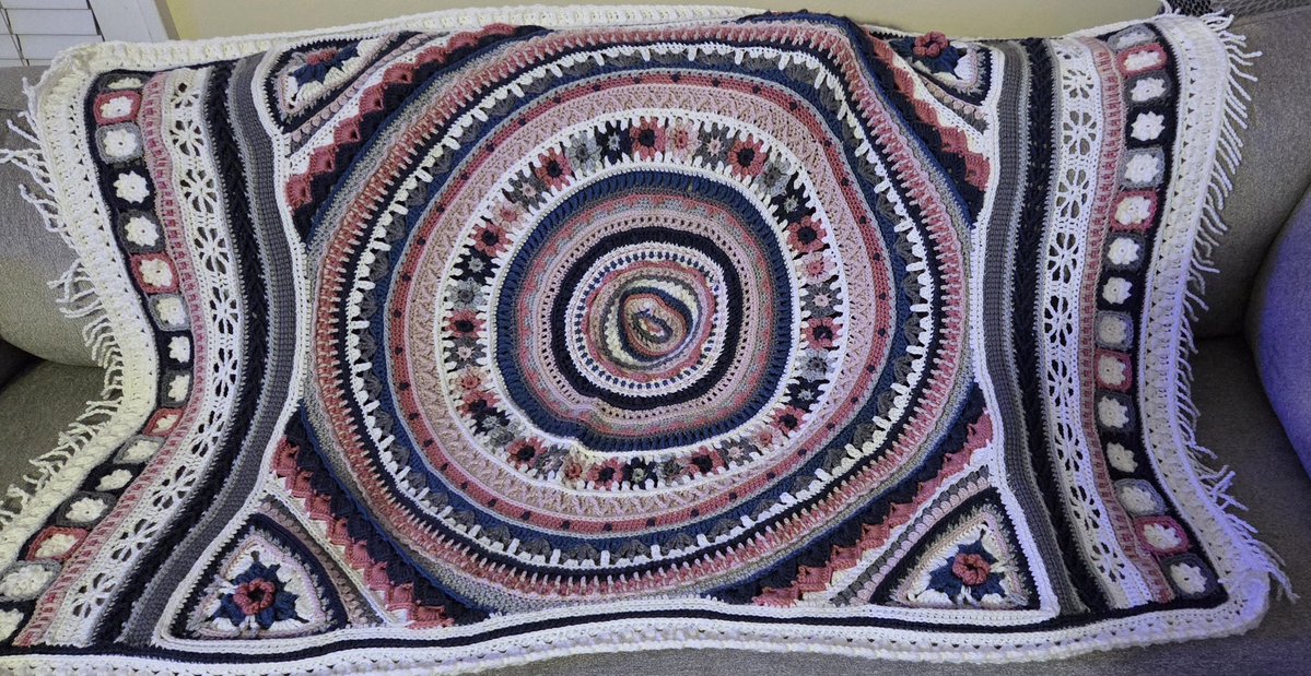 Fudgesnaps's tweet image. Finally finished the blanket I have been working on for a year 🥹