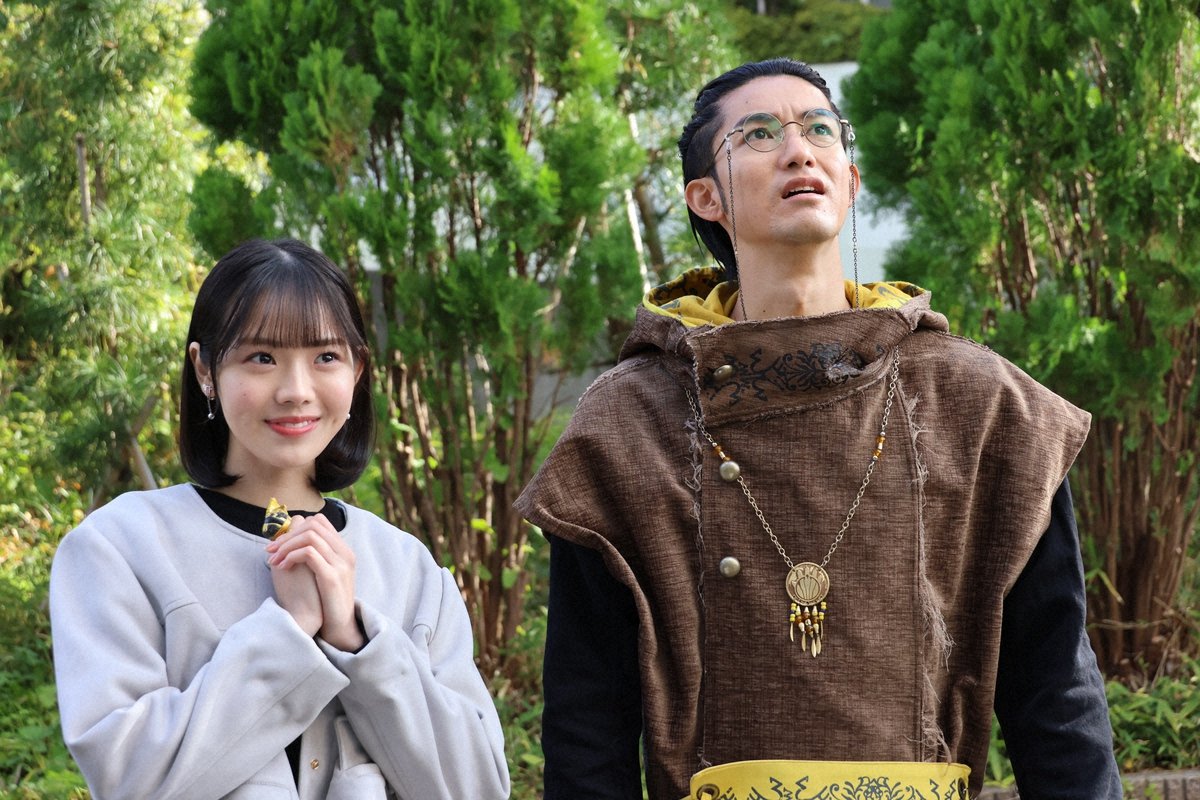 livedoornews's tweet image. 【反響】『ゴジュウジャー』代役出演の志田こはく「潜入捜査のため顔変えた」設定に
news.livedoor.com/article/detail…

冒頭から登場した志田演じる一河は、潜入調査で顔と声が変わってしまったままという設定。ところが周囲から「そのままでいい」との声が上がり、自身もお気に入りの様子になった。